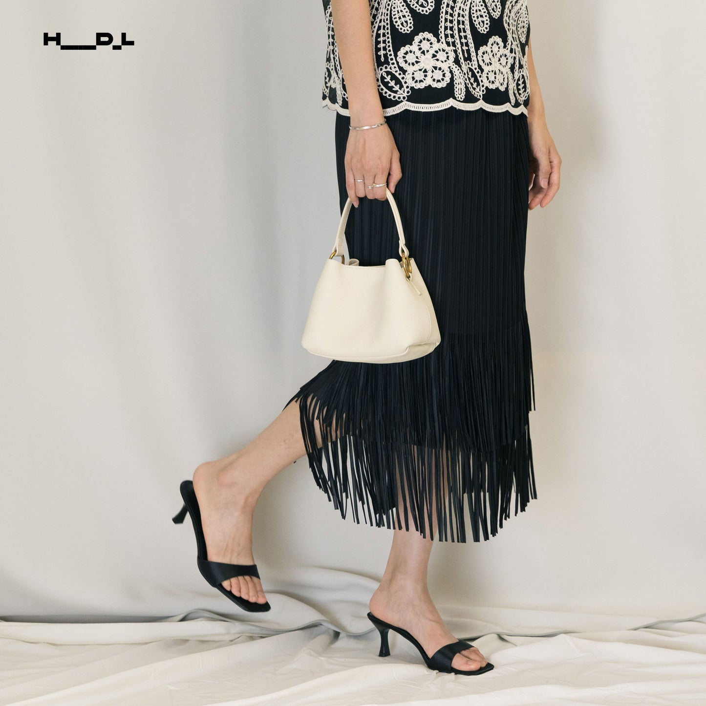 刺繍レーストップス＆プリーツフリンジスカートセット